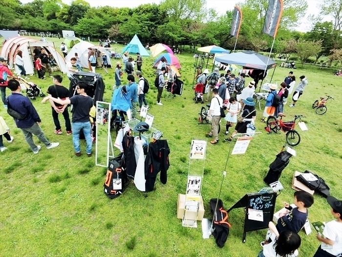 DOPPELGANGER & DOPPELGANGER OUTDOOR の展示に集まる人々