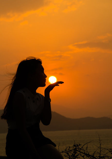 夕日と女性の写真