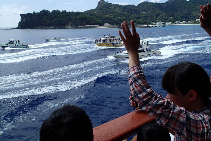 手を振っている島の人々