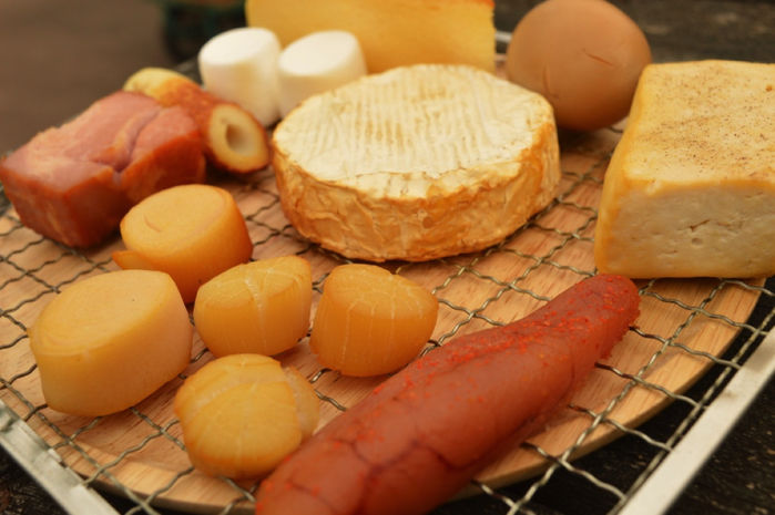 燻製にして並べられた9つの食材