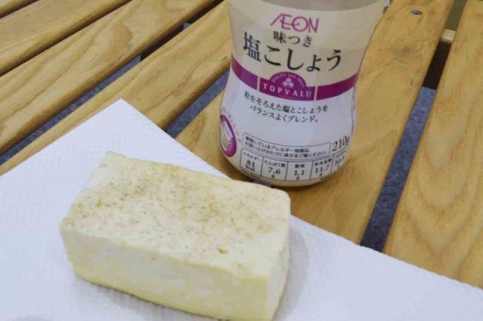 塩コショウで下味をつけ、水分を切るためにキッチンペーパーを下に敷いた燻製前の豆腐
