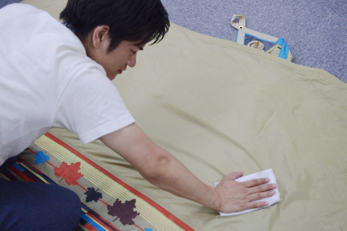 テントを拭く男性