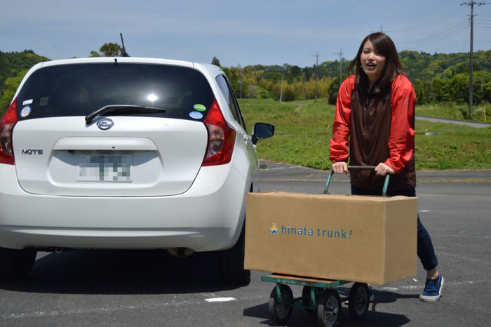 hinata trunk!のボックスを運ぶ女性