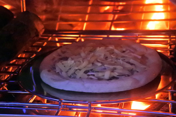 お好みピザをかまどで焼く様子