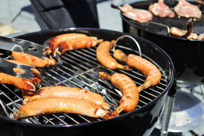 バーベキューグリルで焼かれるソーセージ