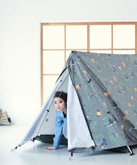 ANIMALPLANTS EXPLORER TENTのテントとモデルの女性