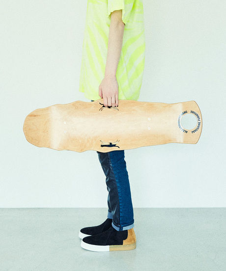 LEEPSAW SKATE WINGTABLEのてテーブルを持っている男性