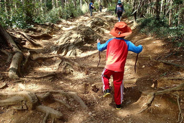 日和田山の登山を楽しむ子供達