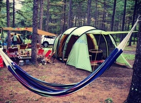 トンネル型テントでのキャンプの様子