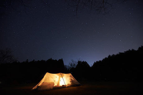 ランタンを使った夜のMEGA PANDAの外観