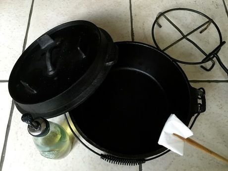 鋳鉄クッカーを手入れする様子