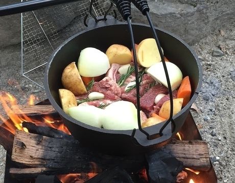 ダッチオーブンに入れた食材をを火にかける様子