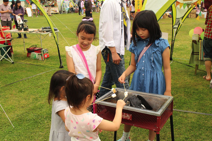 手作りスモア体験をする子供