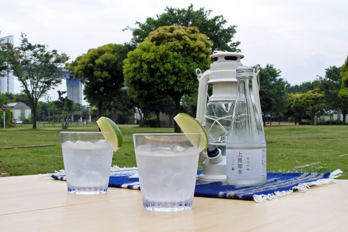 グラスに注がれた日本酒