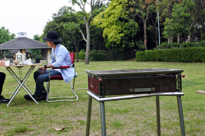 インタビューを受けるたけださんとバーベキューコンロ