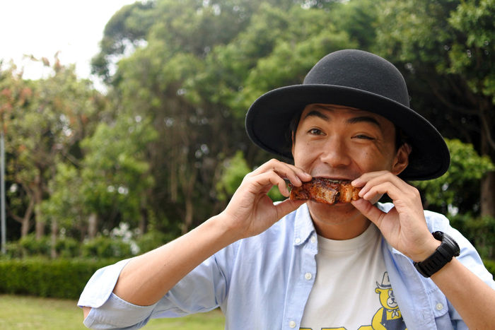 お肉を頬張るたけださん