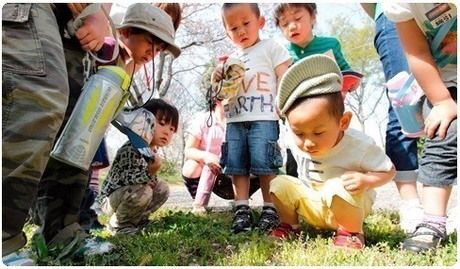 興味津々に地面を覗き込む子供達
