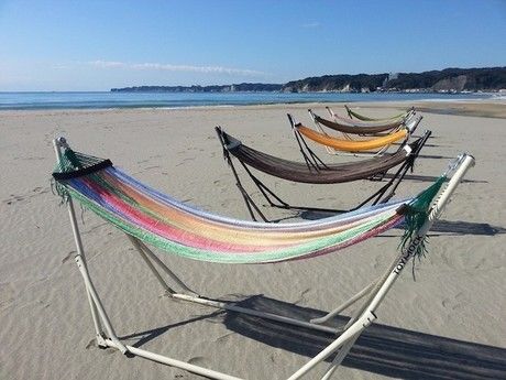 砂浜に設置されたスタンドハンモック