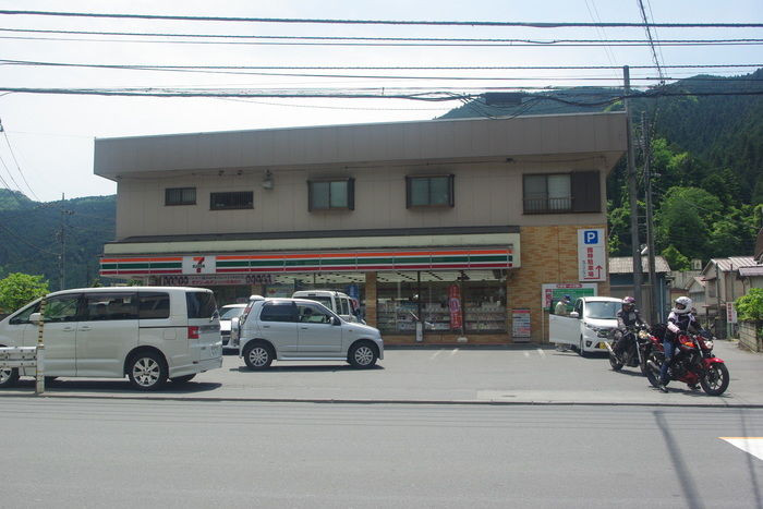 古里駅前のコンビニ