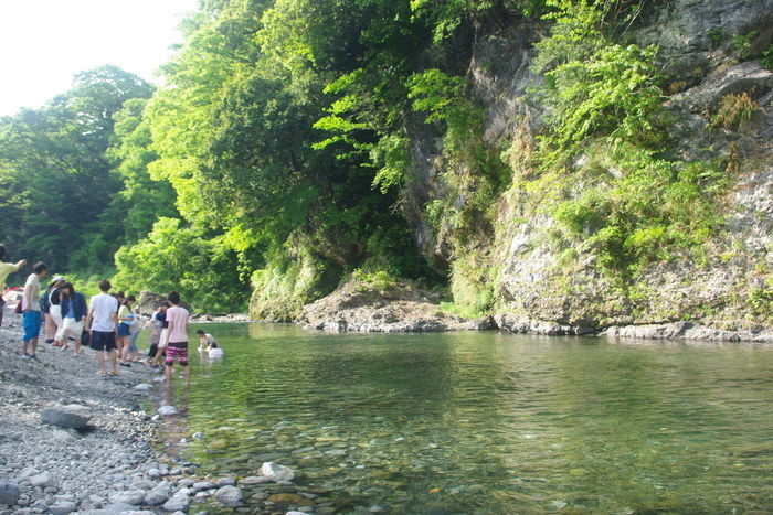 氷川キャンプ場の川で遊ぶ人々