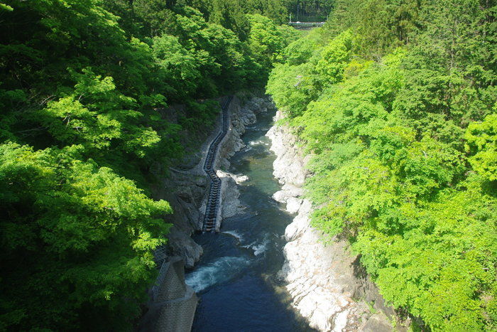 水力発電用の白丸ダムを見下ろした景色