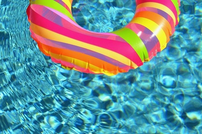 水に浮かぶカラフルな浮き輪