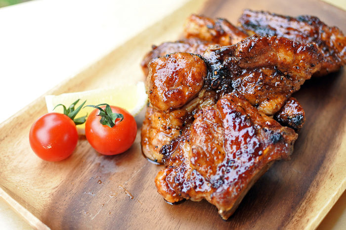木製の食器の上に置かれた肉