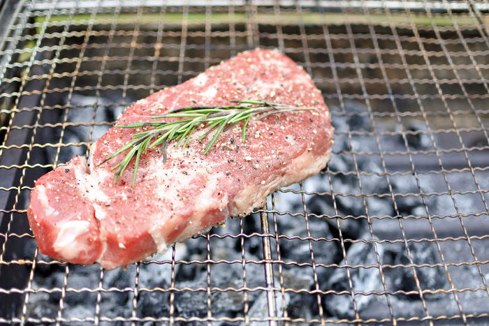 肉を制するものはバーベキューを制す 必要な量やおすすめの種類は キャンプ アウトドア情報メディアhinata 肉を制するものはバーベキューを制す 必要な量やおすすめの種類は キャンプ アウトドア情報メディアhinata
