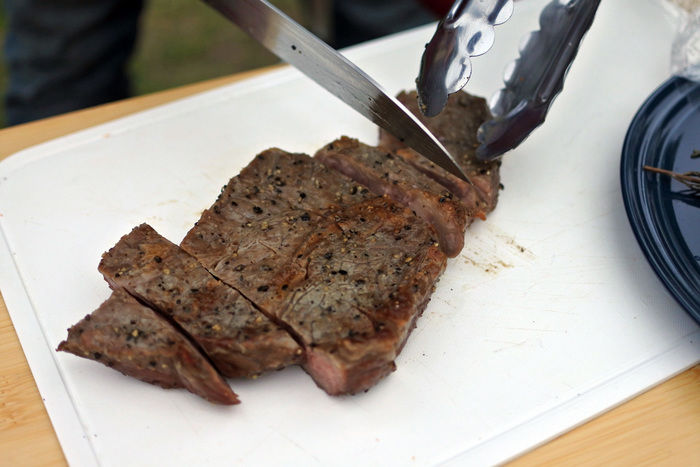 カットされている焼きあがったお肉