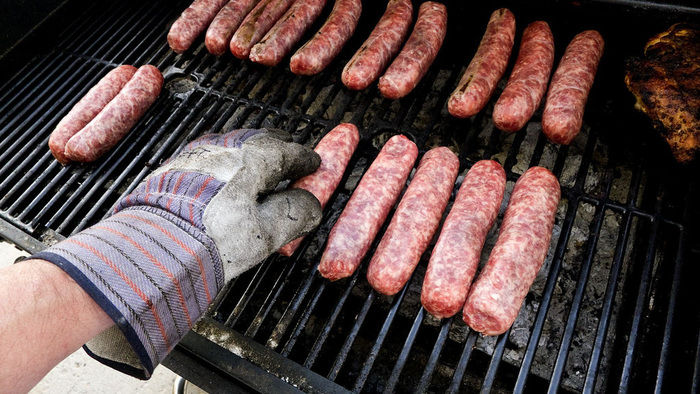 BBQでソーセージを焼く様子