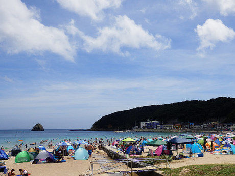 外浦海水浴場で人々が海水浴を楽しむ様子