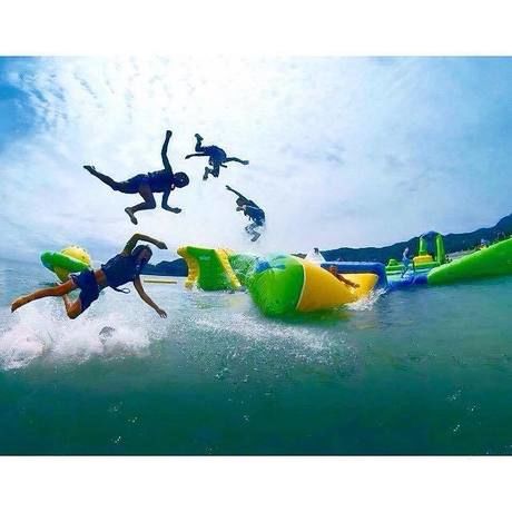 SPLASH WATERPARKで飛び跳ねる人々