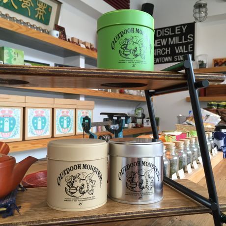 棚に飾られたTEABOY茶缶