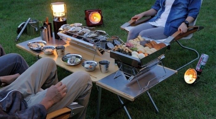 ユニフレームの製品を用いたキャンプの食事の様子