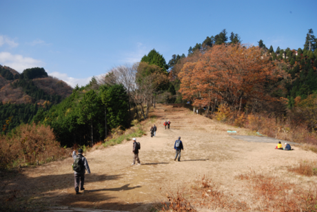 御岳山を登る人々