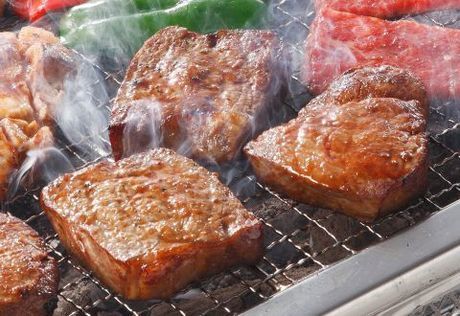 網の上で美味しそうに焼けているお肉