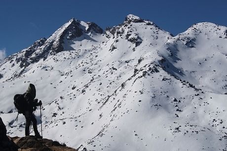 雪山で登山をする人