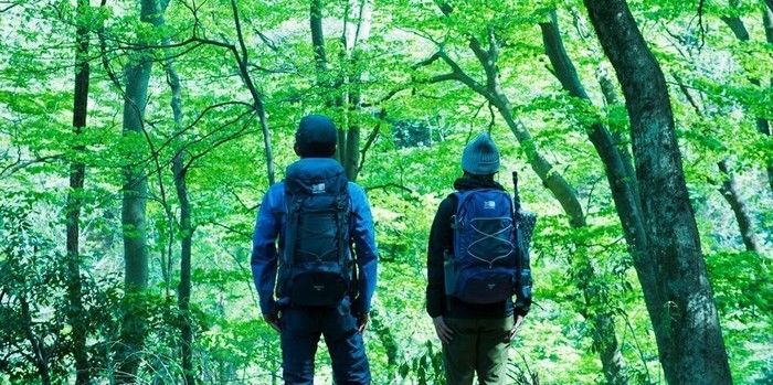カリマーのリュックを背負って登山をする人々