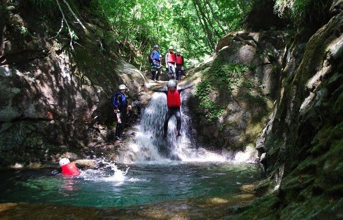 NAOC鬼怒川キャニオニングツアーでキャニオニングをする人々