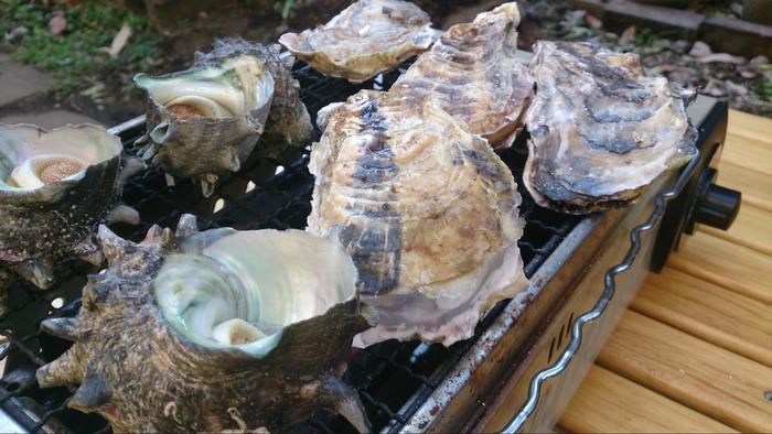 タープで海鮮を焼く様子