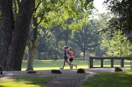 トレイルランニングをする女性