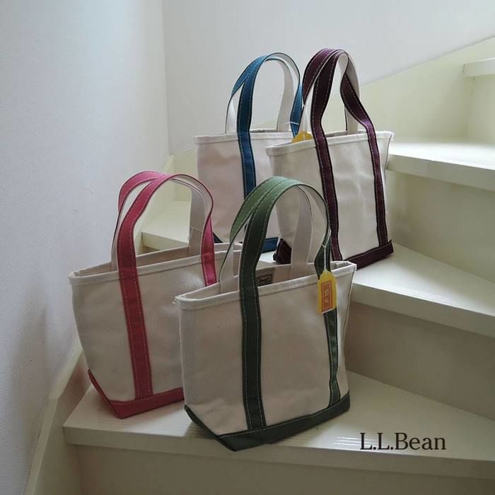 階段に並べられたL.L.Beanのトートバッグ