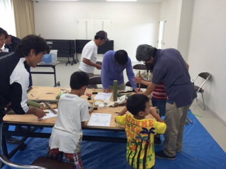 スノーピーク箕面自然館の竹細工の教室を体験する子供
