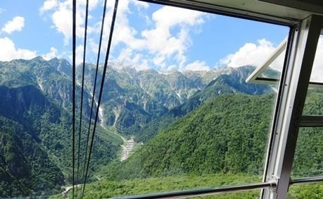 西穂高岳登山の際に使うロープウェイの中からの景色