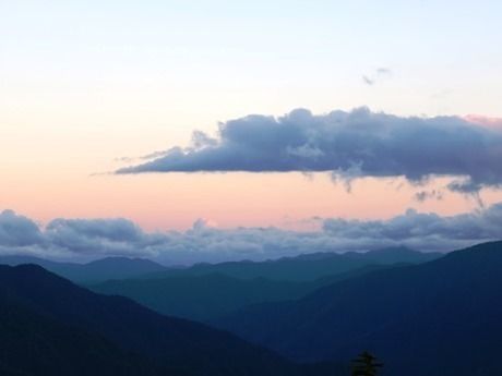 西穂高岳の山小屋から見える夕焼けと雲海