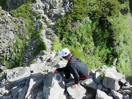 独標から山道を下る子供