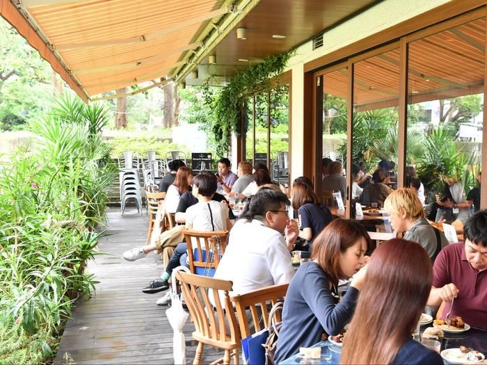 URBAN BBQ Cafeで食事する人々