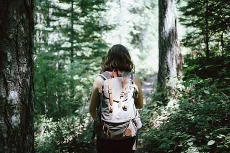 タンクトップで山をのぼる女性の後ろ姿