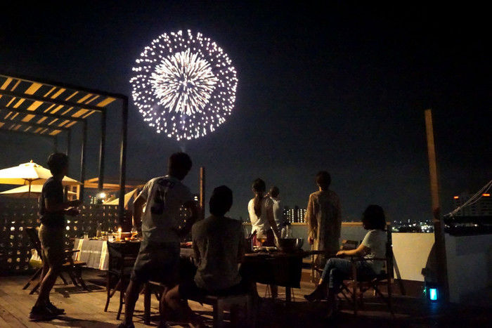 ロックヒルズガーデンのテラスで花火を見ている人々
