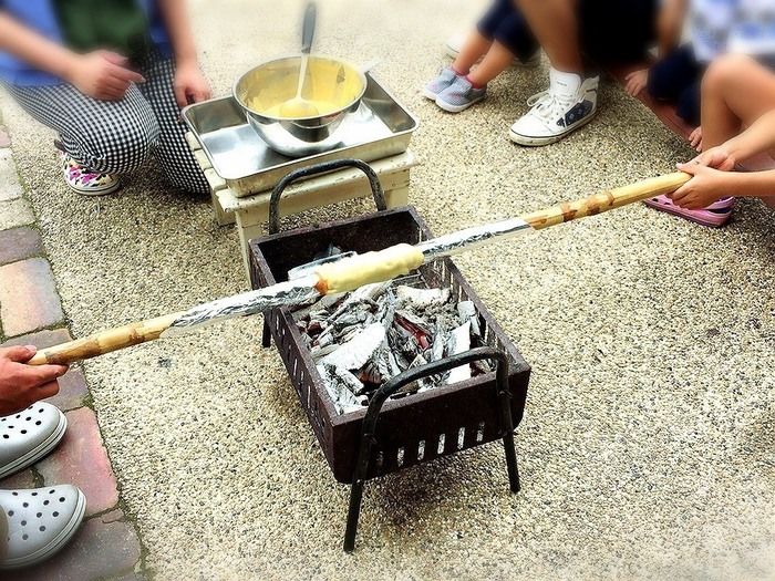 バウムクーヘンを焼く子供達